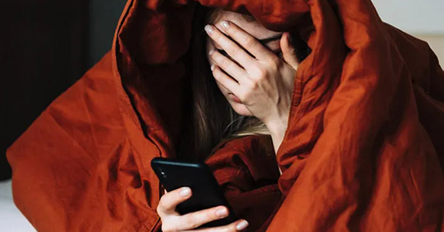 Sử dụng smartphone quá lâu có thể khiến thanh niên có suy nghĩ tự tử