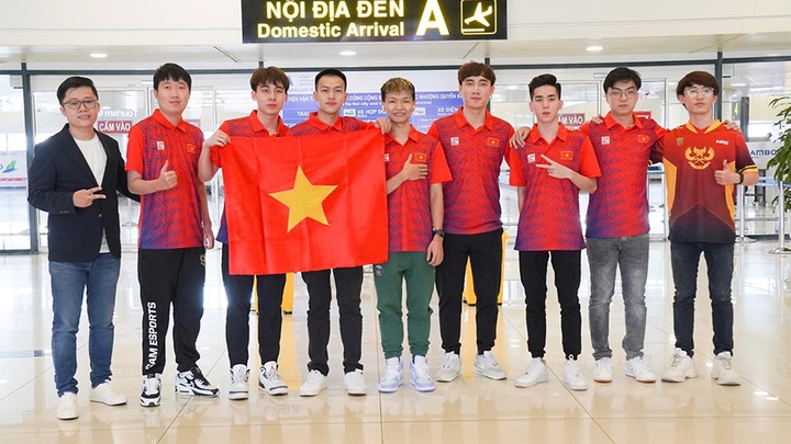 Đội tuyển LMHT Việt Nam đặt chân tới Hà Nội, chuẩn bị tham dự SEA Games 31