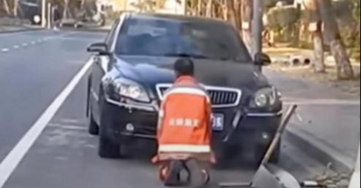 Công nhân vệ sinh vô tình quét rác vào ô tô xịn, phản ứng của chủ xe gây bức xúc