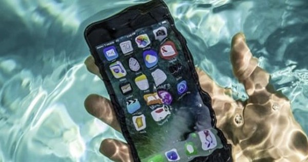 Nên làm gì nếu điện thoại bị rơi vào nước?