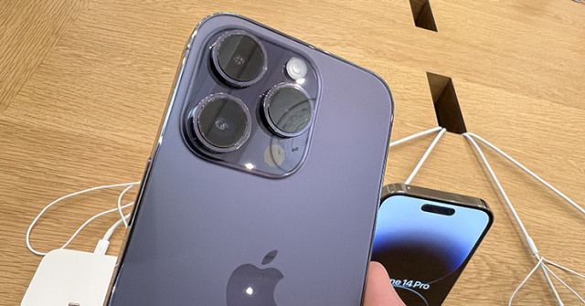 Bạn có nhận ra lỗ tròn bí ẩn này trên camera sau của iPhone?