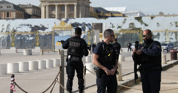 Pháp sơ tán du khách ở Cung điện Versailles vì lý do an ninh