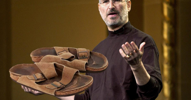 Đôi dép rách cũ của Steve Jobs được mua lại với giá… 5,4 tỷ đồng
