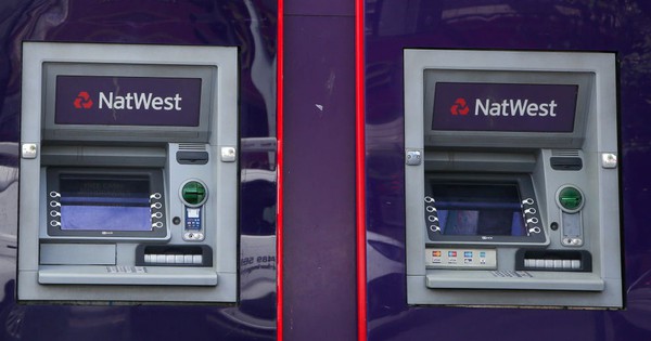 Máy ATM gặp lỗi nhả gấp đôi tiền, người dân tranh nhau đi rút