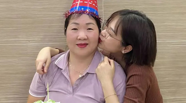 Bỏ lại những drama, Gấm Kami ăn mừng sinh nhật mẹ bằng cua hoàng đế