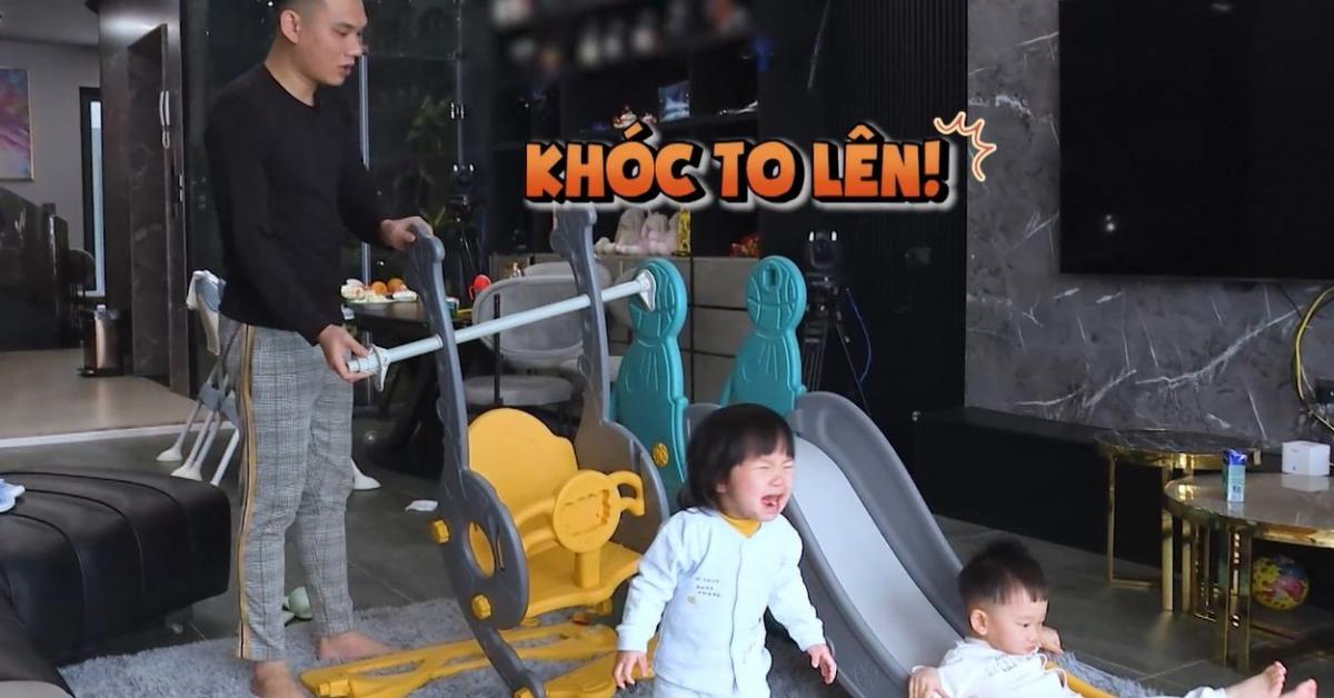 Khắc Việt cực gắt chỉnh đốn con gái trên sóng truyền hình
