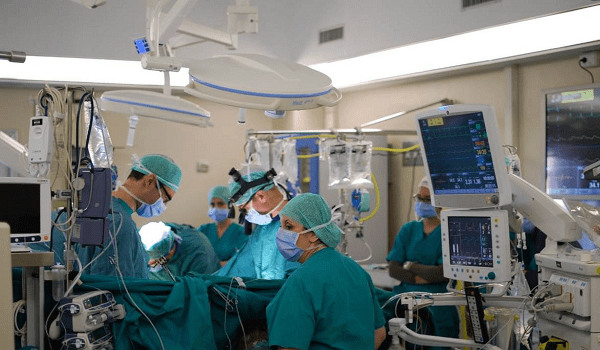 New Zealand: Dùng bằng giả rồi vào bệnh viện phẫu thuật như chốn không người