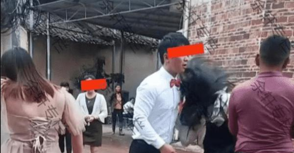 Cô gái say rượu lao vào ôm chặt chú rể giữa đám cưới, cô dâu đáp trả gây tranh cãi