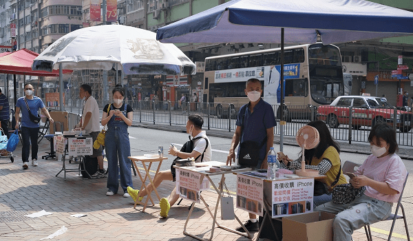 Hong Kong: iPhone 14 bán la liệt ở lề đường