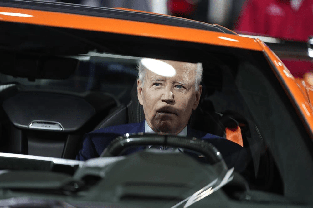 Tổng thống Mỹ Joe Biden quảng cáo xe điện nhưng ảnh minh hoạ lại ngồi trên xe xăng