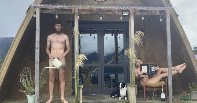 Cặp đôi bán ngôi nhà độc đáo bằng cách chụp ảnh khỏa thân