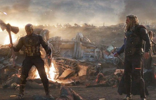 Thor và 3 nhân vật đã cầm Stormbreaker trong tay, có kẻ còn dùng 