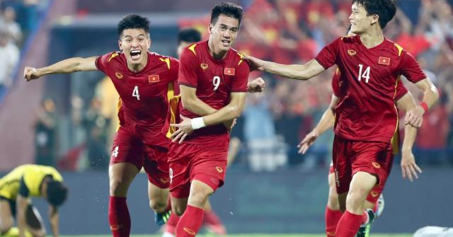 Tiến Linh đánh đầu cháy lưới U23 Malaysia, sao Việt 
