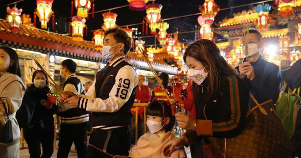 Trung Quốc: Người dân Hồng Kông xếp hàng vào lễ đền đêm giao thừa