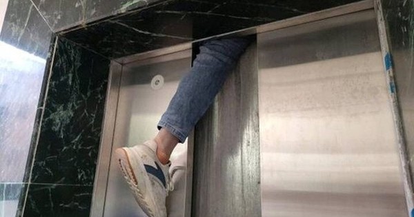 Cửa thang máy đóng bất ngờ, người đàn ông bị 