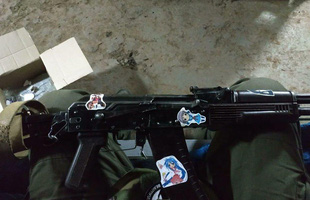 Một người lính trang trí khẩu súng của mình bằng hình dán nhân vật anime khiến netizen thích thú