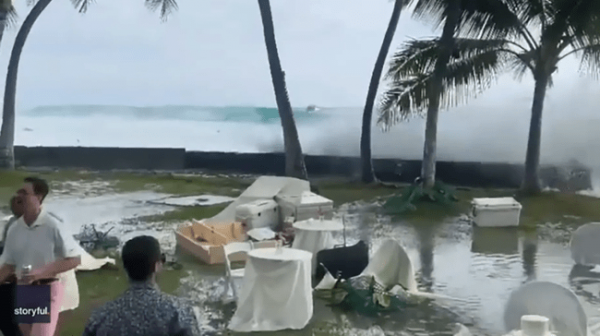 Đang tổ chức đám cưới bên bờ biển Hawaii thì bị... sóng đánh