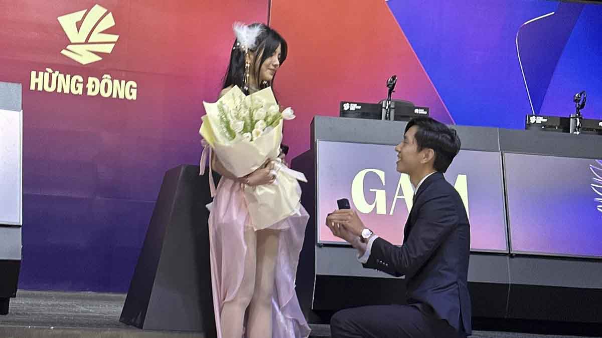 BLV Văn Tùng bất ngờ cầu hôn MC Mai Dora ngay sau trận chung kết VCS Hừng Đông 2023