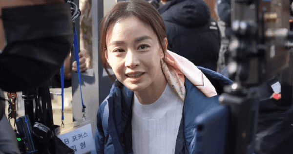 Kim Tae Hee cười rạng rỡ ở hậu trường phim mới
