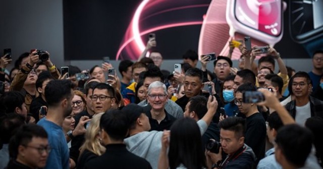 Vẻ mặt Tim Cook khi selfie với chủ nhân điện thoại Huawei