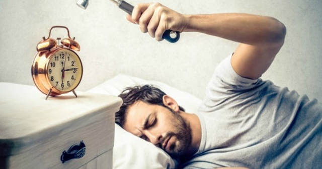 Vì sao “ráng ngủ thêm 5 phút” là thói quen đáng báo động?