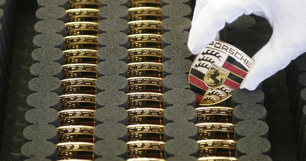 Huy hiệu Porsche ra đời từ một bữa ăn