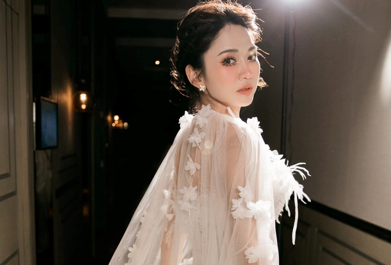Lê Bống diện váy cưới xinh như thiên thần khiến cộng động mạng 