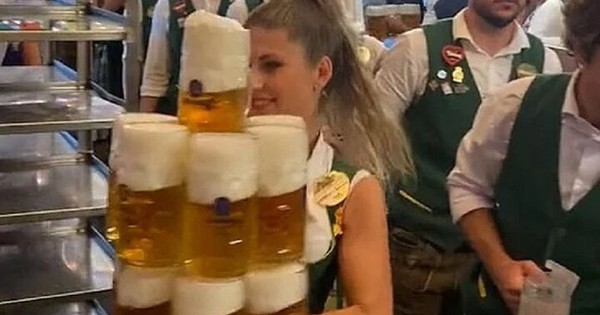 Nữ bồi bàn siêu khỏe bê một lúc 13 ly bia 