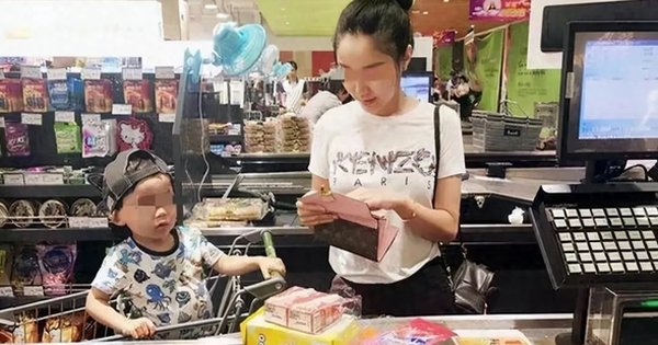 Bị siêu thị bắt đền vì mở chai nước cho con uống khi chưa trả tiền, người mẹ được khen vì ứng xử tinh tế