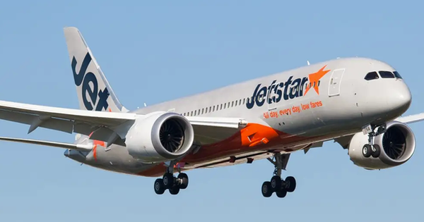 Liên tiếp gặp sự cố ly kỳ, máy bay Jetstar nhốt khách trong 7 giờ