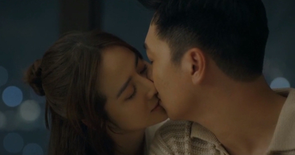 Cặp chính Chúng Ta Của 8 Năm Sau có nụ hôn đầu, netizen lại đổ dồn sự chú ý vào một 