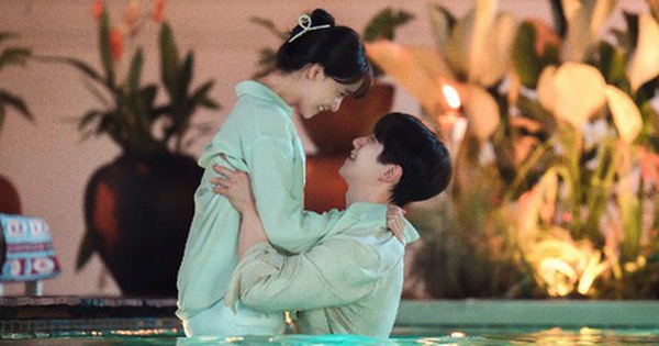 Khung hình lãng mạn dưới hồ bơi của Yoona và Lee Jun Ho