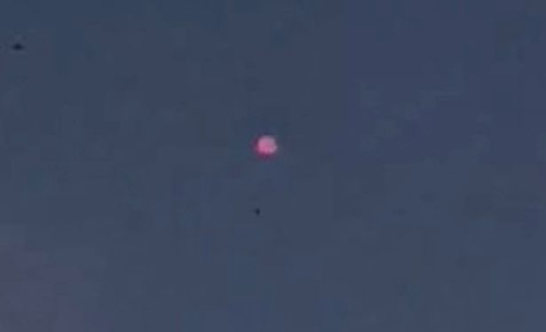 Netizen xôn xao trước đoạn phim bắt được khoảnh khắc UFO lơ lửng trên bầu trời