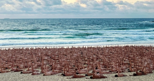 Hơn 2.500 người chụp ảnh khỏa thân trên bãi biển Australia