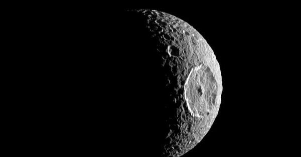 Mặt trăng của sao Thổ che dấu một đại dương bí mật dưới lòng đất