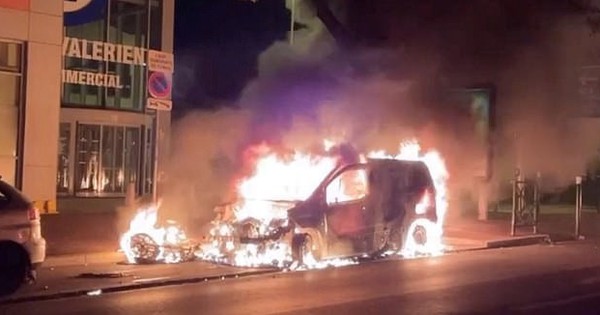 Pháp: Thiếu niên bị bắn chết, người biểu tình mang pháo hoa bắn cảnh sát
