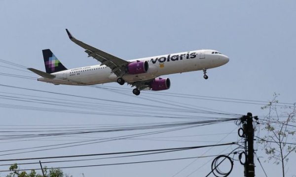 Nữ phi công bị sa thải vì ngồi trong buồng lái quay video hai chiếc máy bay sắp tai nạn
