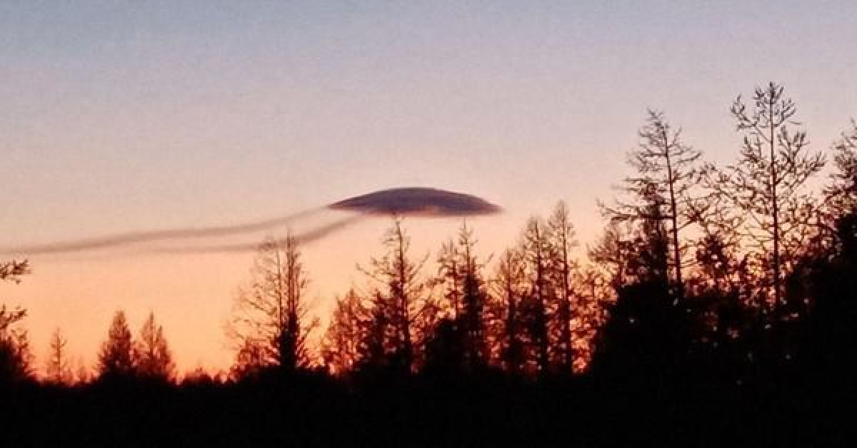 ‘Vật thể lạ’ giống UFO được nhìn thấy bay trên bầu trời của Nga