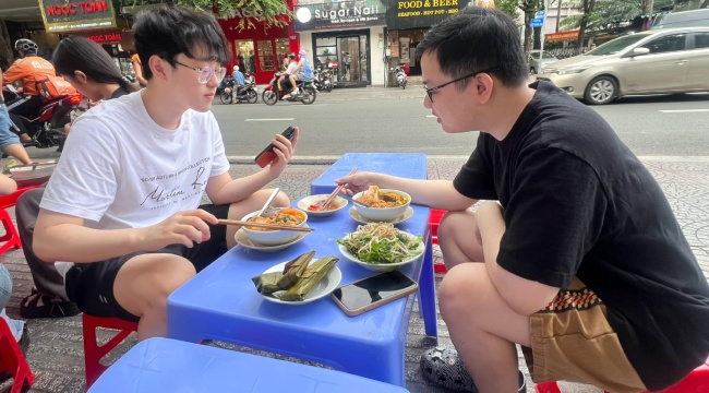Scout bất ngờ sang Việt Nam, được SofM tiếp đón với “food tour Sài Gòn” chất lượng