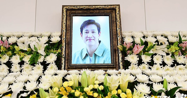 Loạt YouTuber làm loạn đám tang của Lee Sun Kyun, công ty quản lý phải khẩn thiết kêu gọi 1 điều