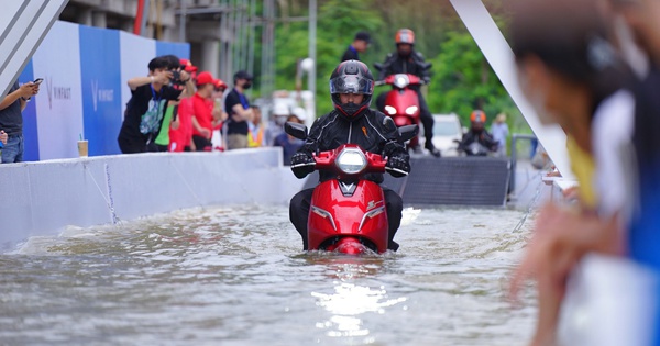 Mùa mưa bão đến gần, xe máy điện VinFast “có giá” nhờ khả năng vượt đường ngập nước
