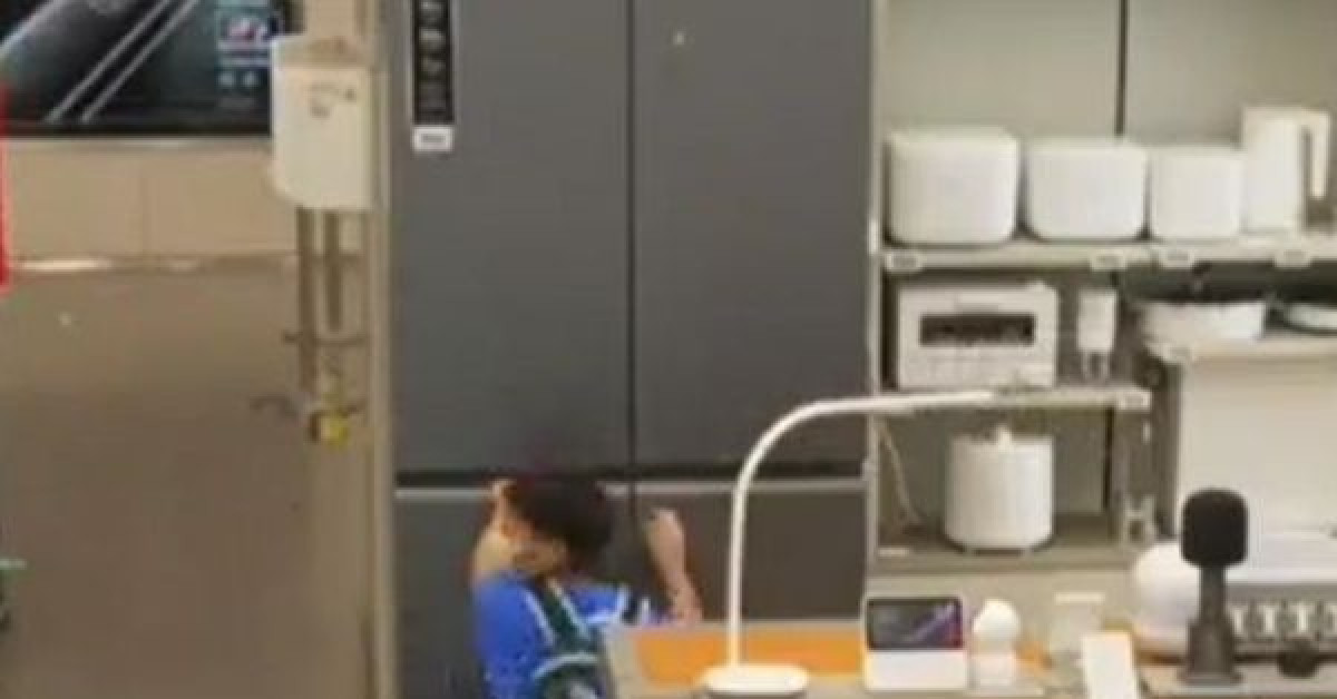 Cậu bé tiểu học lén lút đến gần tủ lạnh, nhân viên bất ngờ vì phát hiện món đồ lạ