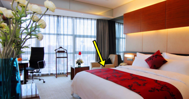 Tại sao có một mảnh vải trải ngang trên giường khách sạn, chức năng của nó là gì?