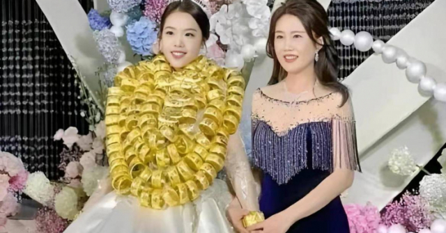 Cô dâu Trung Quốc đeo hàng trăm vòng vàng trong ngày cưới