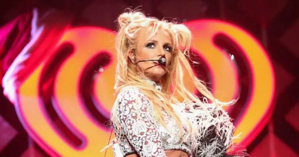 Nhảy múa với dao, Britney Spears bị cảnh sát kiểm tra