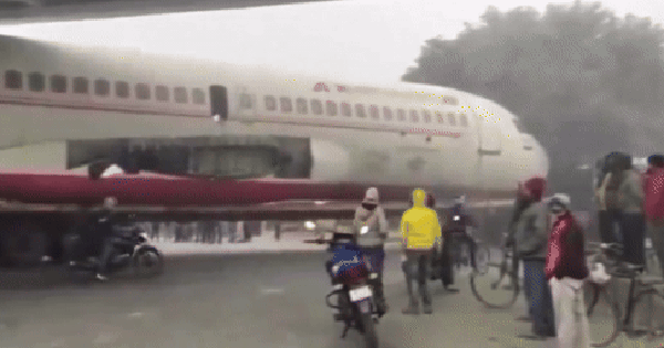 Máy bay A320 khổng lồ mắc kẹt dưới gầm cầu, video ghi lại cảnh tượng hy hữu chưa từng có tại hiện trường
